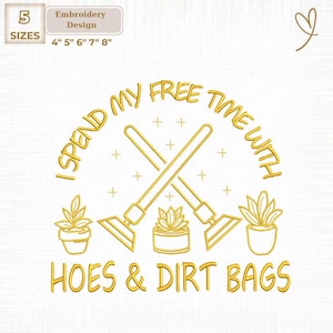 Könnte beinhalten: Goldenes Stickdesign mit dem Text "I SPEND MY FREE TIME WITH HOES & DIRT BAGS". Das Design umfasst gekreuzte Gartenhacken und Topfpflanzen. Erhältlich in 5 Größen: 10 cm, 13 cm, 15 cm, 18 cm und 20 cm.