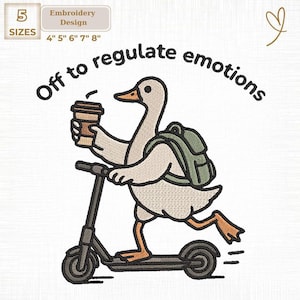 Puede incluir: Diseño de bordado con un ganso de dibujos animados en un scooter, sosteniendo una taza de café y llevando una mochila. El texto dice "Off to regulate emotions". Disponible en 5 tamaños: 10 cm, 13 cm, 15 cm, 18 cm y 20 cm.