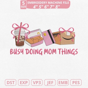 Puede incluir: Diseño de archivo de máquina de bordar con una bebida de café, una caja de nuggets de pollo, una tarjeta de crédito rosa y una caja de Amazon, todos atados con lazos rosas. También se incluye el texto "BUSY DOING MOM THINGS".