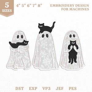 Op de afbeelding: Machineborduurontwerp met drie witte geesten met een bloemrijk kantpatroon, elk met een zwarte kat vastgehouden of gedragen. Tekst bevat 5 SIZES, 4" 5" 6" 7" 8", EMBROIDERY DESIGN FOR MACHINES en bestandsformaten DST, EXP, VP3, JEF, PES.