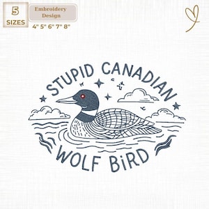 Pode incluir: Um desenho de bordado com um mergulhão a nadar na água, com o texto "STUPID CANADIAN WOLF BIRD" em disposição circular. O desenho inclui nuvens, estrelas e os tamanhos 10 cm, 13 cm, 15 cm, 18 cm e 20 cm.
