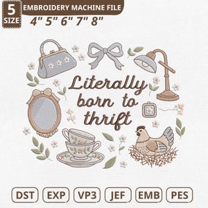 Puede incluir: Un diseño de archivo de máquina de bordar con elementos vintage: bolso, lazo, espejo, lámpara, tazas de té y gallina. El texto "Literally born to thrift" está en el centro. Disponible en tamaños de 10.16cm a 20.32cm.