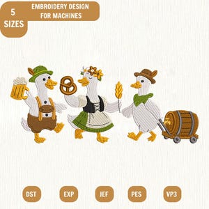 Puede incluir: Diseño de bordado a máquina con tres patos blancos vestidos con trajes tradicionales. Un pato sostiene una jarra de cerveza, otro un pretzel y trigo, y el tercero tira de un barril de madera. Texto: 5 SIZES EMBROIDERY DESIGN FOR MACHINES.