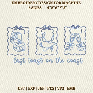 Könnte beinhalten: Blaues Stickdesign für die Maschine mit dem Text "EMBROIDERY DESIGN FOR MACHINE" und "last toast on the coast". Das Design umfasst einen Ring in einer Schachtel, einen Bikini und Sektgläser. Erhältlich in 5 Größen: 10 cm, 13 cm, 15 cm, 18 cm und 20 cm.