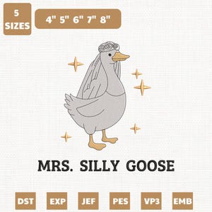 Pode incluir: Um design bordado com um ganso de desenho animado usando um véu de noiva e uma coroa de flores, com o texto "MRS. SILLY GOOSE" abaixo. Disponível em 5 tamanhos, de 10,16 cm a 20,32 cm de largura. Estrelas douradas como detalhes.
