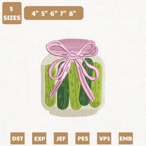 Pode incluir: Design bordado de um frasco de picles com um laço rosa. O frasco contém picles verdes. O design está disponível em 5 tamanhos: 10,16 cm, 12,7 cm, 15,24 cm, 17,78 cm e 20,32 cm. Os arquivos de design estão disponíveis nos formatos DST, EXP, JEF, PES, VP3 e EMB.