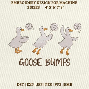 Può includere: Un disegno per ricamo con tre oche dei cartoni animati che giocano a pallavolo. Le oche sono grigio chiaro con becchi e zampe arancioni. Il testo "GOOSE BUMPS" è sotto. Disponibile in 5 misure: 10cm, 13cm, 15cm, 18cm e 20cm.