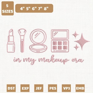 Puede incluir: Diseño bordado en rosa con lápiz labial, brocha de maquillaje, espejo compacto, paleta de sombras de ojos y estrellas. Incluye el texto "in my makeup era". Disponible en 5 tamaños, de 10,16 cm a 20,32 cm de ancho.