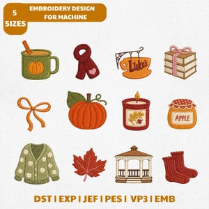 Könnte beinhalten: Eine Sammlung von zwölf Maschinenstickmustern mit herbstlichen Motiven, darunter eine Kürbistasse, ein Schal, ein Luke's-Schild, Bücher, eine Schleife, ein Kürbis, eine Kerze, ein Apfelglas, eine Strickjacke, ein Blatt, ein Pavillon und Socken.