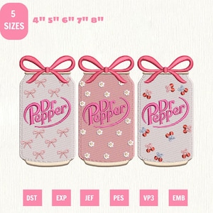 Könnte beinhalten: Drei gestickte Dr. Pepper-Designs in Form eines Glases, jedes mit einer rosa Schleife oben. Die Gläser haben verschiedene Muster: Schleifen, Blumen und Kirschen. Der Text "Dr Pepper" ist in Rosa. Das Bild enthält Größenoptionen von 10.16cm bis 20.32cm.