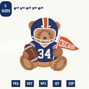 Puede incluir: Un diseño de bordado de un oso de peluche marrón que lleva un casco de fútbol americano azul marino con una franja naranja y una camiseta a juego con el número 34. El oso sostiene un balón de fútbol americano marrón y un banderín naranja con el texto CHICAGO.