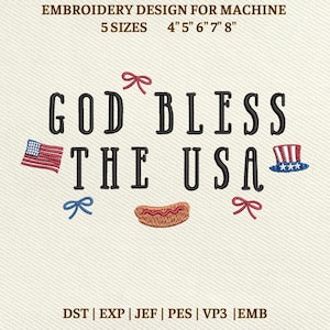 Könnte beinhalten: Ein Stickdesign für eine Maschine mit dem Text "GOD BLESS THE USA" in Schwarz, zusammen mit einer amerikanischen Flagge, einem Hotdog, einem Hut und Schleifen. Das Design ist in 5 Größen von 10,16 cm bis 20,32 cm erhältlich.