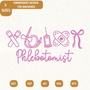 Puede incluir: Un diseño de bordado a máquina rosa con el texto Phlebotomist en letra cursiva, acompañado de iconos de dos tubos de ensayo cruzados, un equipo de infusión, una jeringa, dos tiritas cruzadas con un corazón y un lazo decorativo.