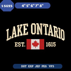 Può includere: Un disegno per ricamo con il testo LAKE ONTARIO in un carattere beige arcuato, accompagnato da EST. 1615 e una bandiera canadese con una foglia d'acero rossa al centro. L'immagine indica 5 dimensioni da 10 a 20 cm e i formati dei file.
