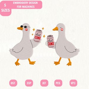 Puede incluir: Diseño de bordado a máquina con dos patos gris claro con patas y picos naranjas. Un pato lleva gafas de sol negras y sostiene una lata plateada con la etiqueta Diet Coke. El otro pato sostiene una lata igual. Cuatro estrellas amarillas rodean las latas.