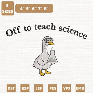 Może przedstawiać: Haftowany wzór przedstawiający kreskówkową gęś w goglach i trzymającą kolbę, z napisem „Off to teach science”. Projekt dostępny w 5 rozmiarach, od 10,16 cm do 20,32 cm szerokości. Zawiera formaty DST, EXP, JEF, PES, VP3 i EMB.