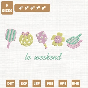 Könnte beinhalten: Ein Stickdesign mit Pickleball-Schlägern, einem Ball und einer Blume in Rosa-, Grün- und Gelbtönen. Der Text "le weekend" ist kursiv geschrieben. Das Design ist in 5 Größen von 10,16 cm bis 20,32 cm erhältlich.