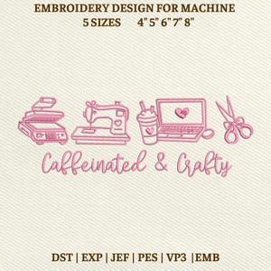 Op de afbeelding: Roze borduurontwerp voor machine met de tekst "Caffeinated & Crafty". Het ontwerp bevat een hittepers, naaimachine, koffiekopje, laptop en schaar. Verkrijgbaar in 5 maten.