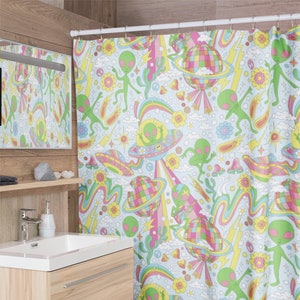 Puede incluir: Una cortina de ducha con un patrón psicodélico que presenta extraterrestres verdes, platillos voladores, arcoíris y planetas. El fondo es azul claro con nubes blancas.