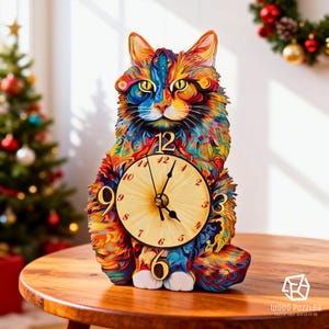 Puede incluir: Un reloj con forma de gato que presenta un patrón abstracto vibrante y multicolor en todo el cuerpo. La esfera del reloj es circular con un acabado de madera clara, números negros y manecillas negras. El gato tiene ojos amarillos y patas blancas.