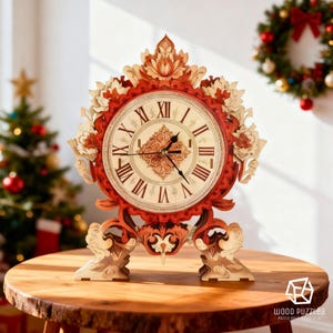 Puede incluir: Un reloj de mesa de madera con un marco floral intrincado y superpuesto en tonos rojos y madera natural. La esfera muestra números romanos negros y detalles centrales ornamentados con manecillas negras. La estructura se apoya en dos pies.