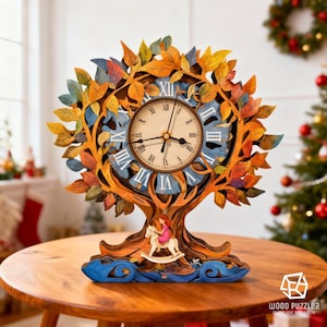 Puede incluir: Un reloj de madera con forma de árbol con una esfera redonda con números romanos. El reloj está intrincadamente tallado con hojas coloridas y una niña en un caballito balancín. El reloj está sobre una mesa de madera.