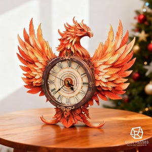 Puede incluir: Un reloj de madera con forma de fénix, con las alas extendidas. La esfera del reloj tiene números romanos y un fondo crema. El fénix es principalmente naranja y rojo, con intrincados detalles de plumas.
