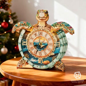 Puede incluir: Un reloj de madera con forma de tortuga y un diseño detallado. La esfera del reloj presenta números romanos y una escena marina. El reloj está hecho de madera en capas y tiene una apariencia tridimensional. El reloj está sobre una mesa de madera.