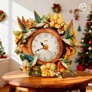Puede incluir: Un reloj decorativo de madera con un diseño de colibríes y flores. La esfera del reloj es blanca con números y manecillas negras. El reloj está rodeado de flores amarillas, hojas verdes y colibríes coloridos. El reloj tiene aproximadamente 25 cm de diámetro.
