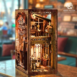 Puede incluir: Rompecabezas 3D de madera que representa una detallada escena de cafetería. El modelo presenta intrincados detalles arquitectónicos, iluminación cálida y el texto "SERENITY COFFEE HOUSE". El rompecabezas está diseñado para ser ensamblado, ofreciendo una actividad creativa y atractiva.