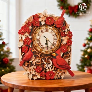 Puede incluir: Un reloj decorativo de madera con una esfera circular de números romanos, rodeado por intrincadas capas cortadas con láser de cardenales rojos, flores de pascua y follaje. El reloj tiene manecillas negras y acabado en madera.