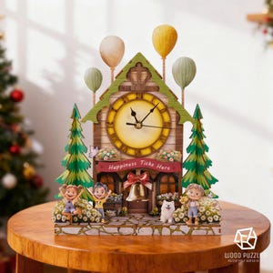 Puede incluir: Un reloj de madera con esfera amarilla y manecillas negras, coronado por tres globos. La estructura incluye dos pinos verdes, una pancarta roja con el texto Happiness Ticks Here, una campana dorada, tres niños y un pequeño perro blanco.
