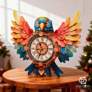 Puede incluir: Un reloj de loro de madera con las alas extendidas, con una esfera con números romanos. Las plumas del loro son una vibrante mezcla de rojo, naranja, amarillo, azul y verde. El reloj se exhibe sobre una mesa de madera.