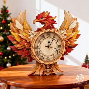 Puede incluir: Un reloj de madera con forma de fénix y una esfera redonda con números romanos. El fénix está hecho de madera en capas en tonos rojos, naranjas y amarillos. El reloj se exhibe sobre una mesa de madera, con un árbol de Navidad al fondo.