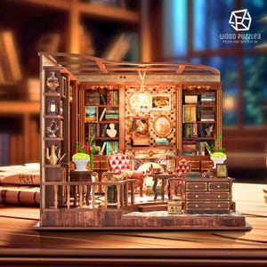Puede incluir: Un diorama de biblioteca de madera en miniatura detallado, con estanterías, muebles y elementos decorativos. El diorama presenta una paleta de colores cálidos, con detalles intrincados como obras de arte enmarcadas y una pequeña mesa. El texto "WOOD PUZZLEA" es visible.