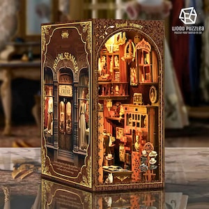 Puede incluir: Un rompecabezas 3D de madera que representa una escena interior detallada con el texto "Royal Seamer" y "Crune". El rompecabezas presenta intrincados detalles arquitectónicos, figuras en miniatura y elementos decorativos, con iluminación cálida.