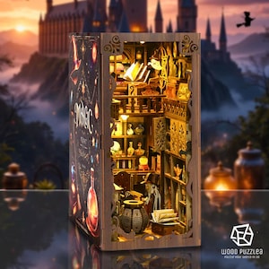 Puede incluir: Un rincón de libro de rompecabezas 3D de madera con un tema mágico. El exterior presenta la palabra "MAGIC" e ilustraciones de pociones y estrellas. El interior es una miniatura detallada del estudio de un mago, iluminada con luz cálida.
