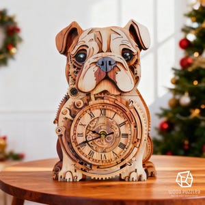 Puede incluir: Un reloj de madera con forma de bulldog que presenta un acabado de madera natural en capas de tonos claros y oscuros. La esfera del reloj está integrada en el pecho, mostrando números romanos negros y manecillas sobre un mecanismo de engranajes.
