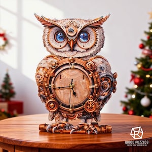 Puede incluir: Un reloj de búho mecánico con detalles de engranajes intrincados, grandes ojos azules y una esfera central con números romanos. El búho está construido con elementos de madera en capas en tonos marrón y crema con un diseño complejo.
