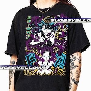 Puede incluir: Camiseta negra con un gráfico de un personaje de anime con detalles en morado y amarillo. El diseño incluye texto japonés y la palabra "SUGESYELLO" en una barra blanca.