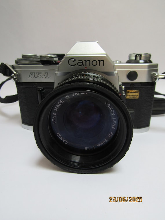 ヴィンテージ Canon AE-1 一眼レフカメラ：50 mm レンズ、シルバー
