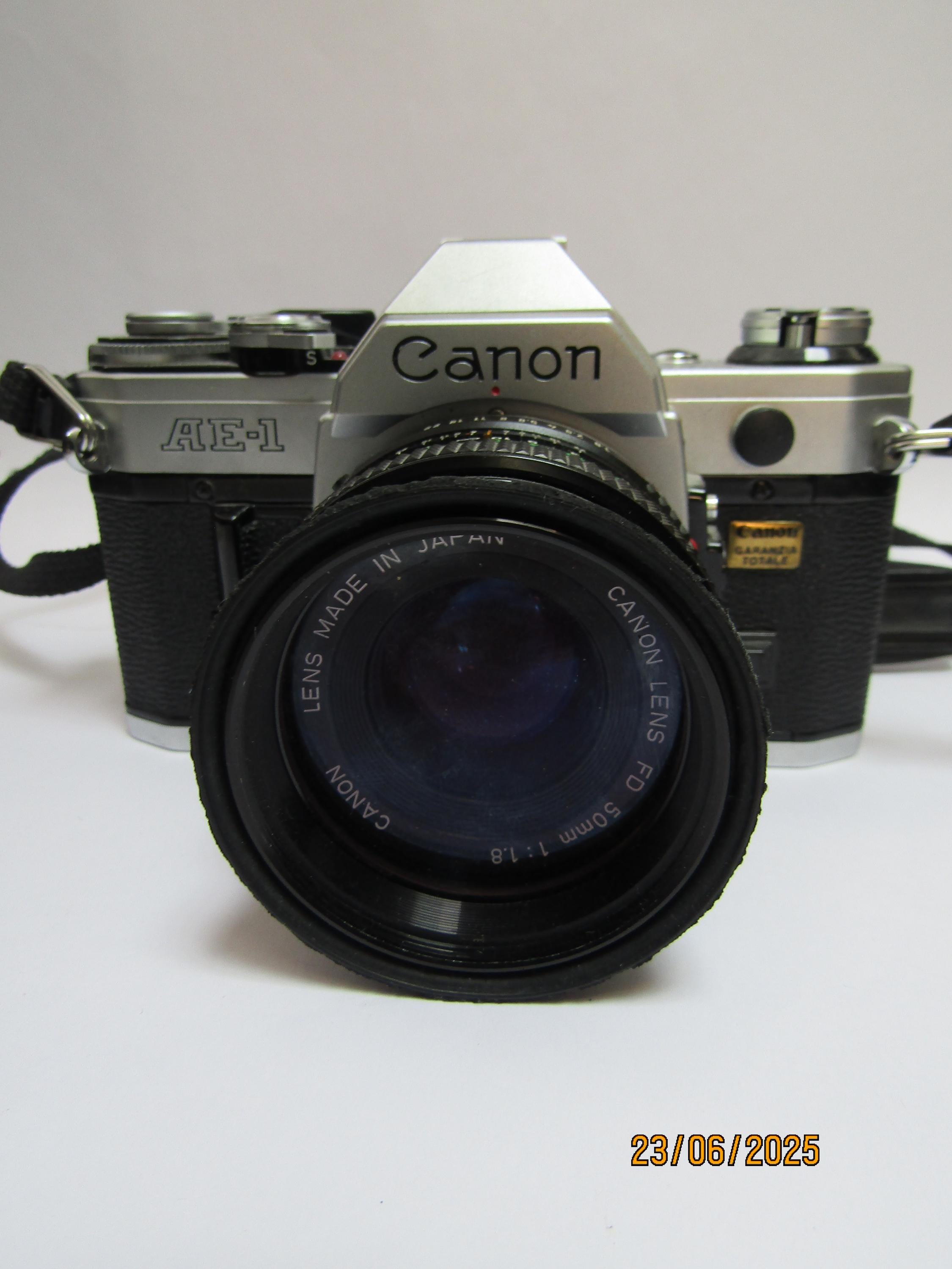ヴィンテージ Canon AE-1 一眼レフカメラ：50 mm レンズ、シルバー