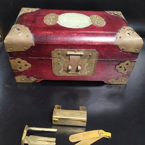 Boîte à bijoux ancienne, coffre en bois chinois fait main en jade et en laiton, détails de décoration et cadenas original, cadeau de collection rare