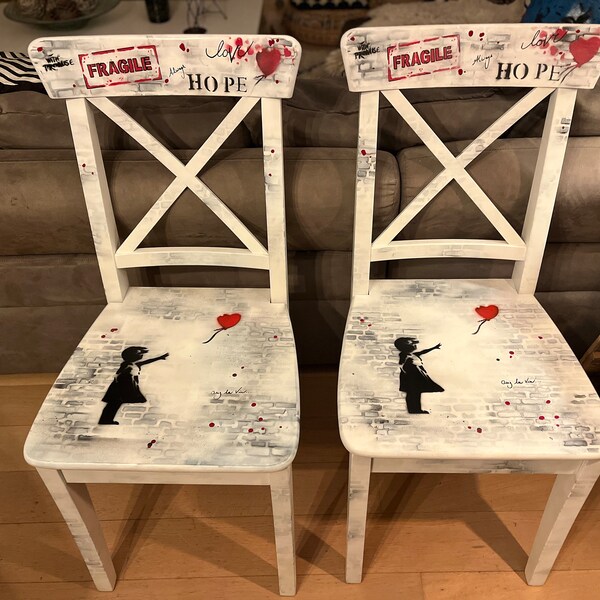 Chaise customisee « banksy »by steph