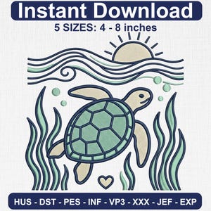 Könnte beinhalten: Ein Stickmuster mit einer Meeresschildkröte, die zwischen Seetang, Wellen und einer Sonne schwimmt. Der Text lautet Instant Download, 5 SIZES: 10,16 - 20,32 cm, sowie die Formate HUS, DST, PES, INF, VP3, XXX, JEF, EXP in Grün-, Blau- und Cremetönen.