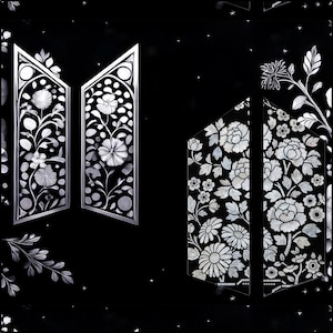 Peut inclure: Un fond noir présentant deux ensembles distincts de panneaux géométriques ornés de motifs floraux blancs complexes. L'ensemble de gauche se compose de deux formes trapézoïdales, tandis que celui de droite comporte deux panneaux hexagonaux aux motifs floraux denses.