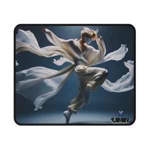 Könnte beinhalten: Eine Person in einem weißen Outfit mit fließendem Stoff, die in einer dynamischen Tanzpose posiert. Der Hintergrund ist ein blauer Farbverlauf mit einem Schmetterlingslogo und dem Text "JIMIN" in der rechten unteren Ecke.