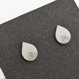 Boucles d"oreilles en forme de gouttes, finition lisse et brut vers le bas. Bijoux en argent sterling 925, couleur métal argent. Fermeture par poussoirs.