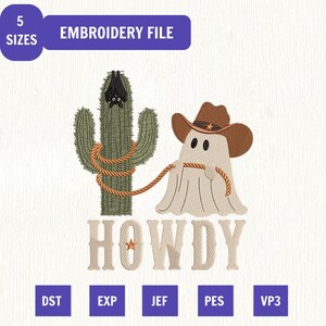 Könnte beinhalten: Eine Stickdatei mit einem grünen Kaktus, auf dem eine kleine schwarze Fledermaus sitzt, umwickelt mit einem braunen Seil, das von einem beigen Geist mit braunem Cowboyhut gehalten wird. Darunter steht das Wort HOWDY mit einem kleinen orangen Stern.