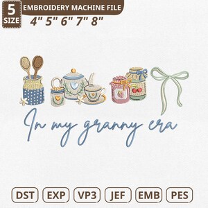 Puede incluir: Archivo de máquina de bordar con un diseño que presenta una tetera, una taza de té, tarros de mermelada y un lazo. Se incluye el texto "In my granny era". Los tamaños de archivo son 10,16 cm, 12,7 cm, 15,24 cm, 17,78 cm y 20,32 cm.